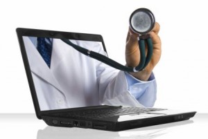 Laptop mit Arzthand die Stethoskop hält