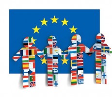 Europäische Flagge mit internationalen Männchen davor