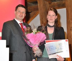 ao. Univ.Prof. Dr. Alexander Prosser mit der Preisträgerin Frau Dr. Lucie Langer